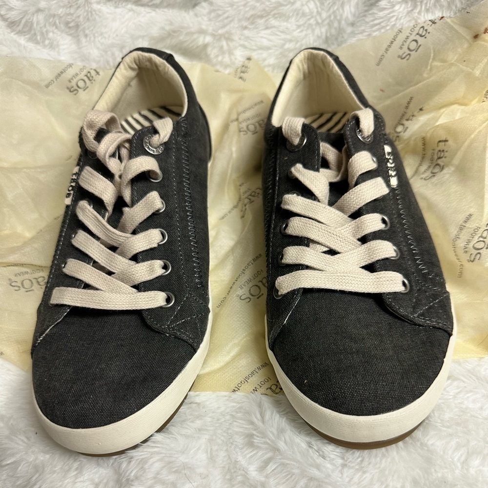 Täōs casual shoes.
